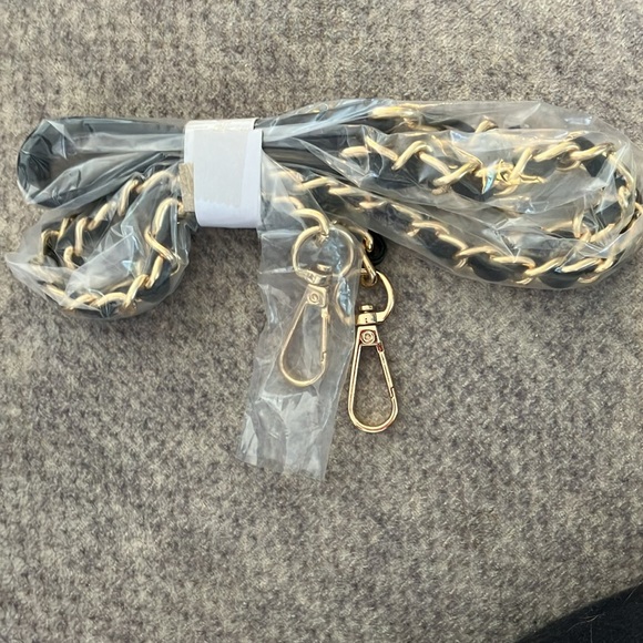 LOW START NWOT Badgley Mischka Vegan leather Crossbody with diamond quilting. - Picture 6 of 7